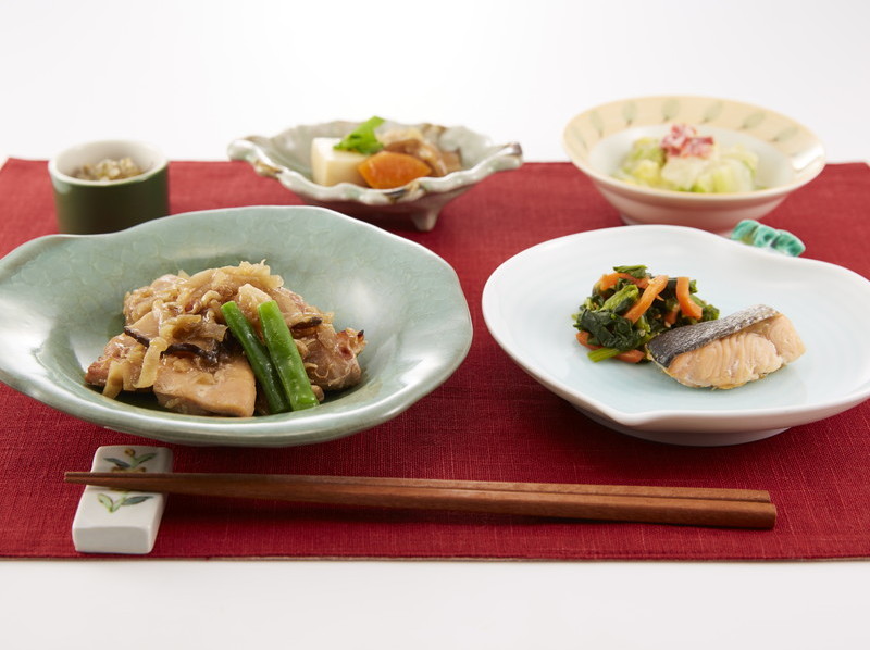 鶏肉の時雨煮と鮭（サケ）の塩焼き