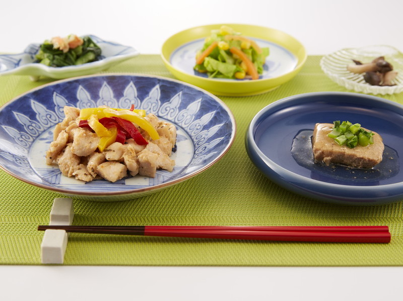 鶏肉のﾊｰﾌﾞｶﾞｰﾘｯｸと鮪の生姜煮