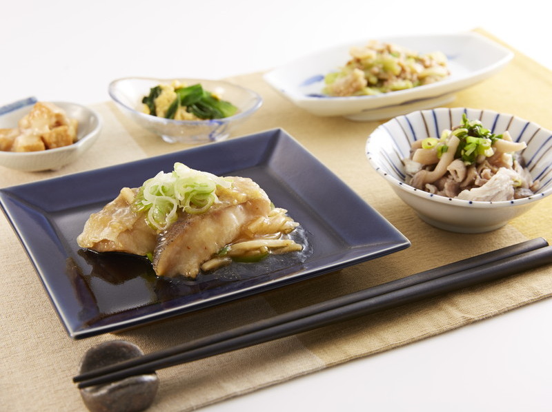 鱈(タラ)の香味ソースと豚肉のきのこあん